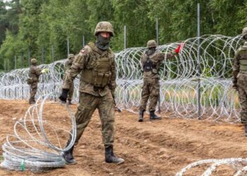 Польша начала строительство временного забора на границе с Россией