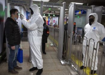 Китайские власти решили ослабить ограничения по COVID-19