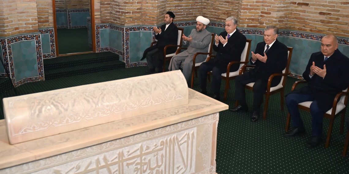 Токаев посетил мавзолей Толе би в Узбекистане