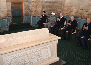 Токаев посетил мавзолей Толе би в Узбекистане