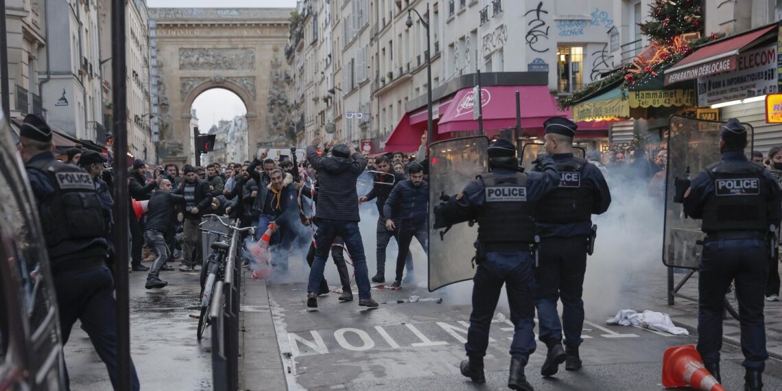 В Париже полиция применила слезоточивый газ против демонстрантов