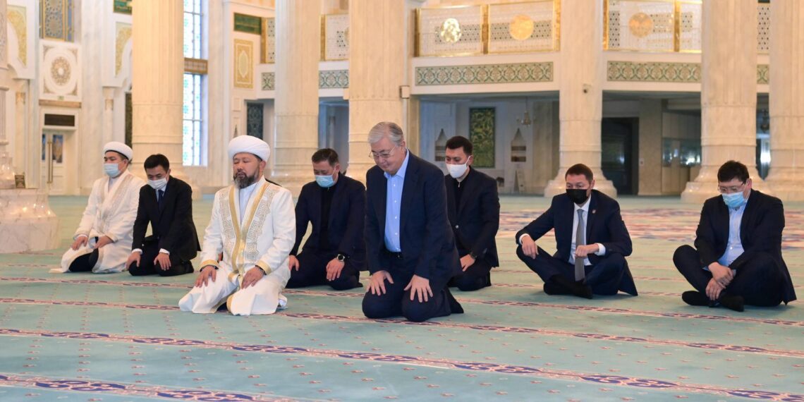Президент Казахстана посетил мечеть Хазрет Султан