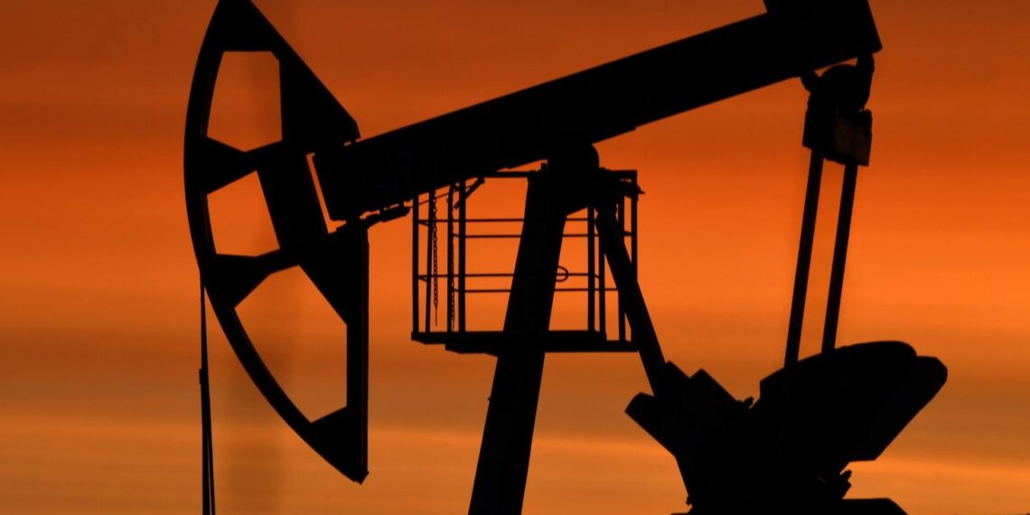 Стоимость нефти на мировых рынках снизилась более чем на 1%