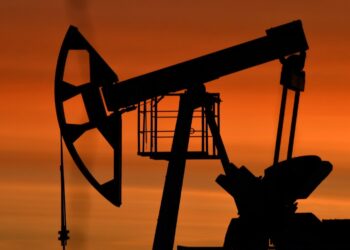 Стоимость нефти на мировых рынках снизилась более чем на 1%