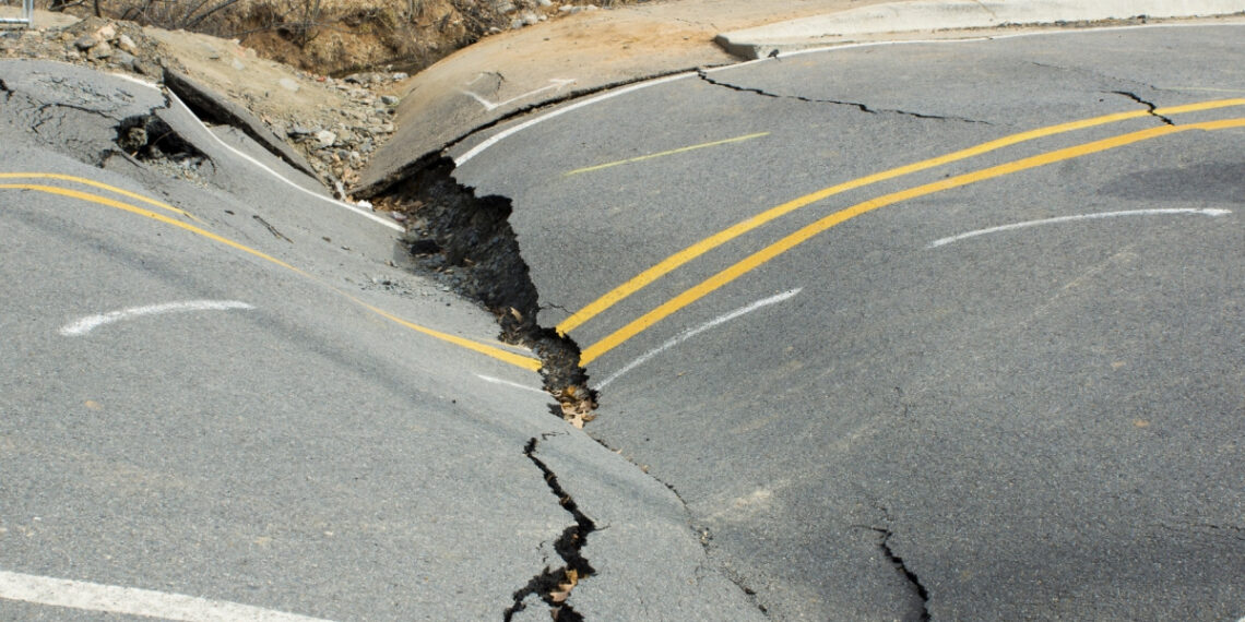 Дорога на западе Казахстана начала рушиться сразу после сдачу в эксплуатацию