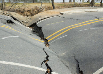 Дорога на западе Казахстана начала рушиться сразу после сдачу в эксплуатацию