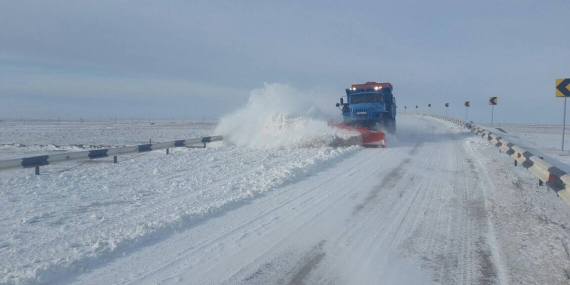 Две автодороги в Казахстане закрыты из-за непогоды