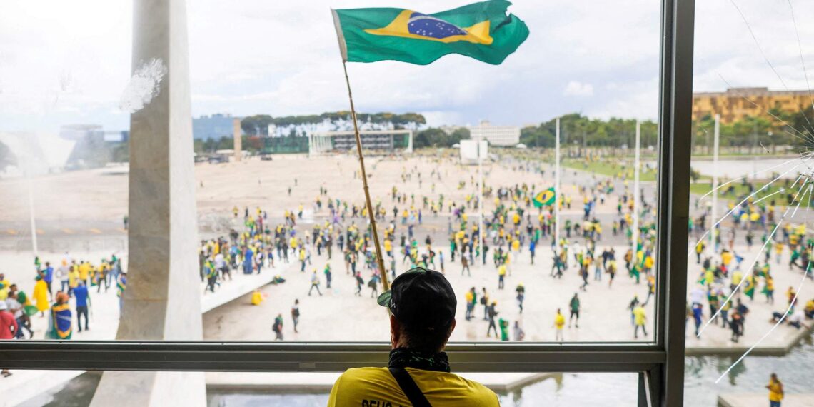 Глава Бразилии был эвакуирован в связи с захватом здания парламента