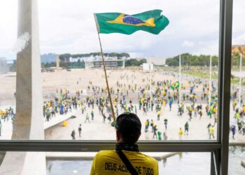 Глава Бразилии был эвакуирован в связи с захватом здания парламента