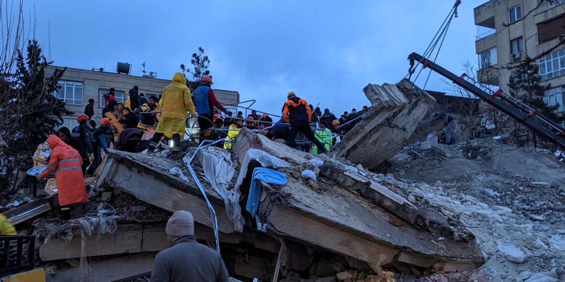 Число погибших при землетрясении в Турции выросло до 5434 человек