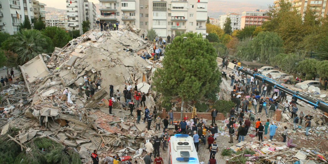 Токаев поручил оказать помощь Турции в преодолении последствий землетрясения