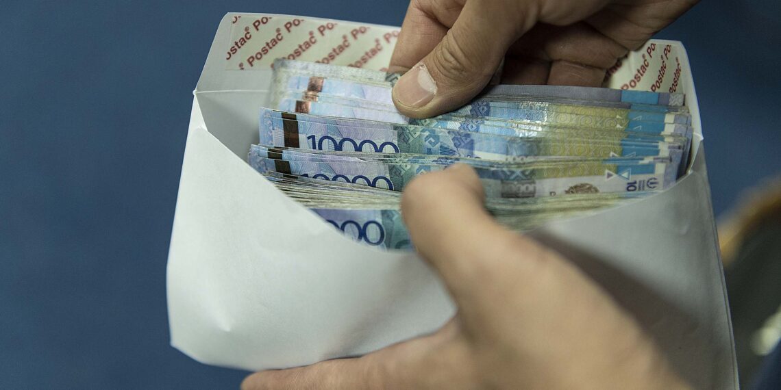 Советник юстиции в Жамбылской области был пойман с поличным при получении взятки