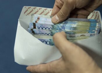 Советник юстиции в Жамбылской области был пойман с поличным при получении взятки