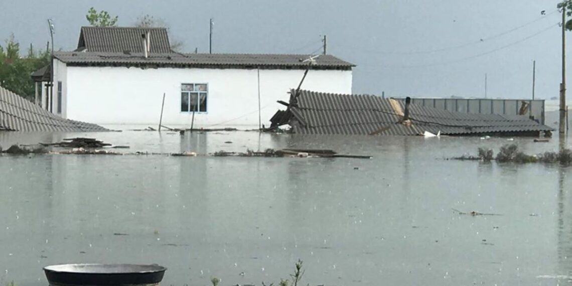 Несколько районов на юге Казахстана подтопило из-за обильных дождей