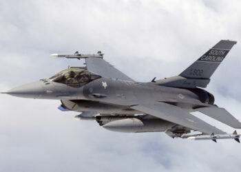 Власти Британии считают правильным воздержаться от поставок истребителей Киеву