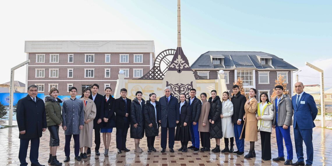 Глава Казахстана провел встречу со студентами и преподавателями в Таразе