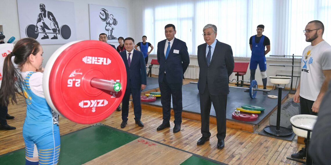 Глава Казахстана провел встречу с спортсменами и тренерами Степногорска