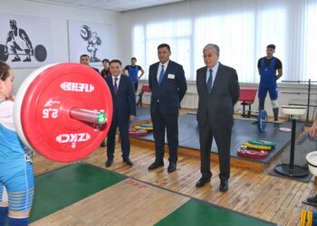 Глава Казахстана провел встречу с спортсменами и тренерами Степногорска