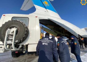Казахстан направил еще одну группу спасателей в Турцию
