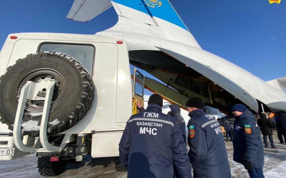 Казахстан направил еще одну группу спасателей в Турцию