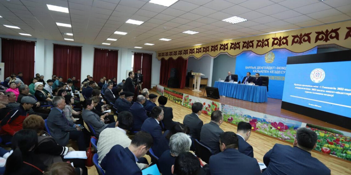 Аким Мангистауской области провел встречу с жителями Сенек, Бостан и Куланды
