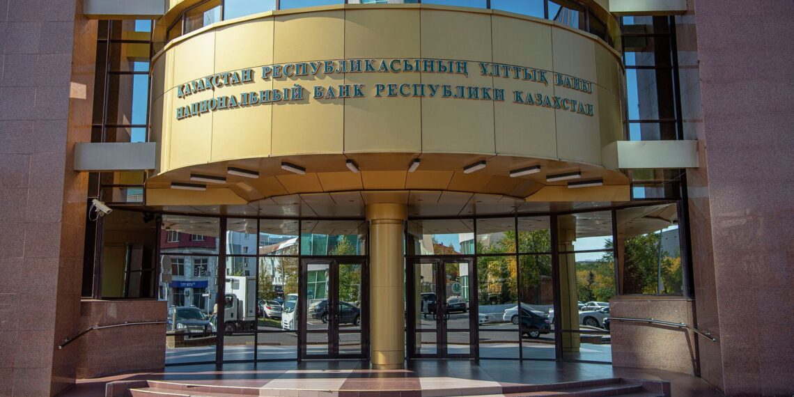 Нацбанк изготовил коллекционные монеты в честь 30-летия дипотношений с Россией