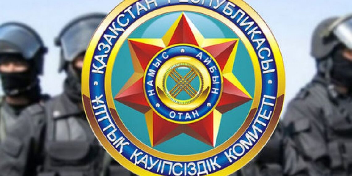 КНБ задержал поставщика оружия и фальшивых долларов