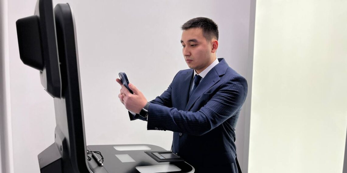 В Астане заработал терминал по выдаче документов