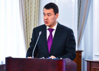 Алихан Смаилов поручил увеличить пропускную способность пункта «Нур Жолы»