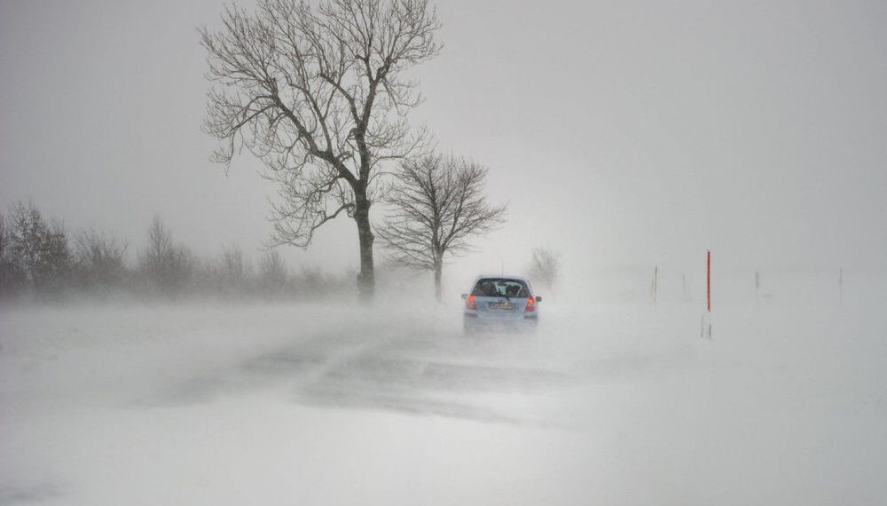 Спасатели эвакуировали 28 человек из снежного заноса в Карагандинской области