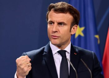 Лидер Франции подписал закон о пенсионной реформе