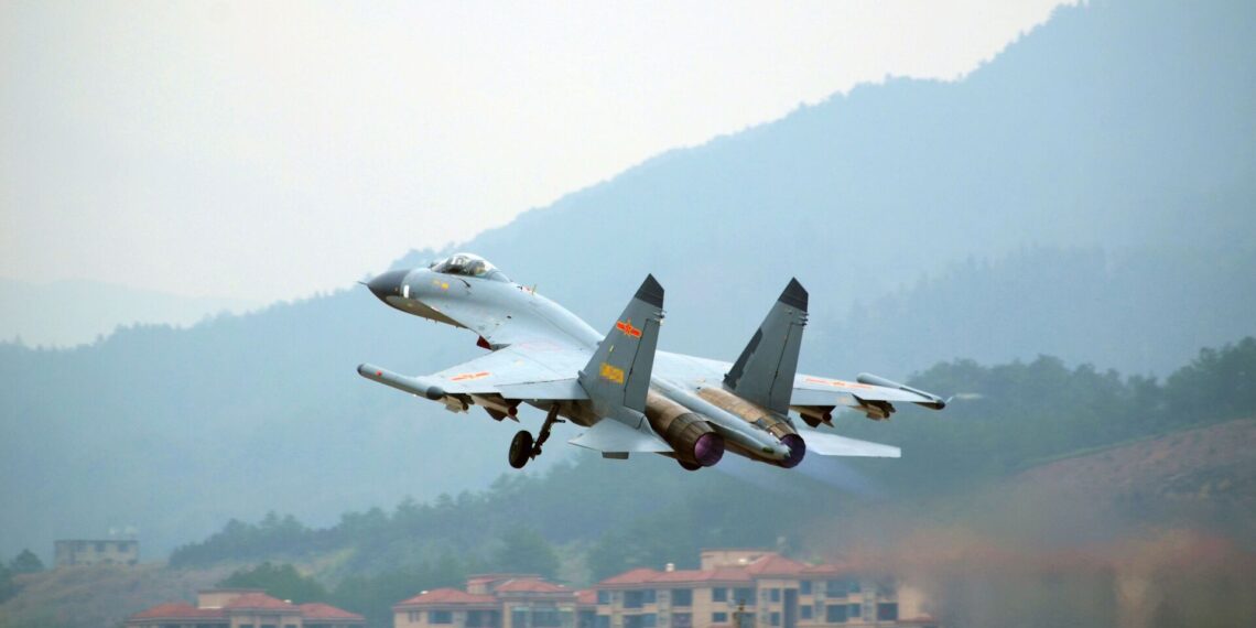 К Тайваню приблизились 70 боевых самолетов Китая