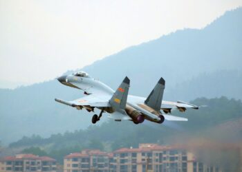 К Тайваню приблизились 70 боевых самолетов Китая