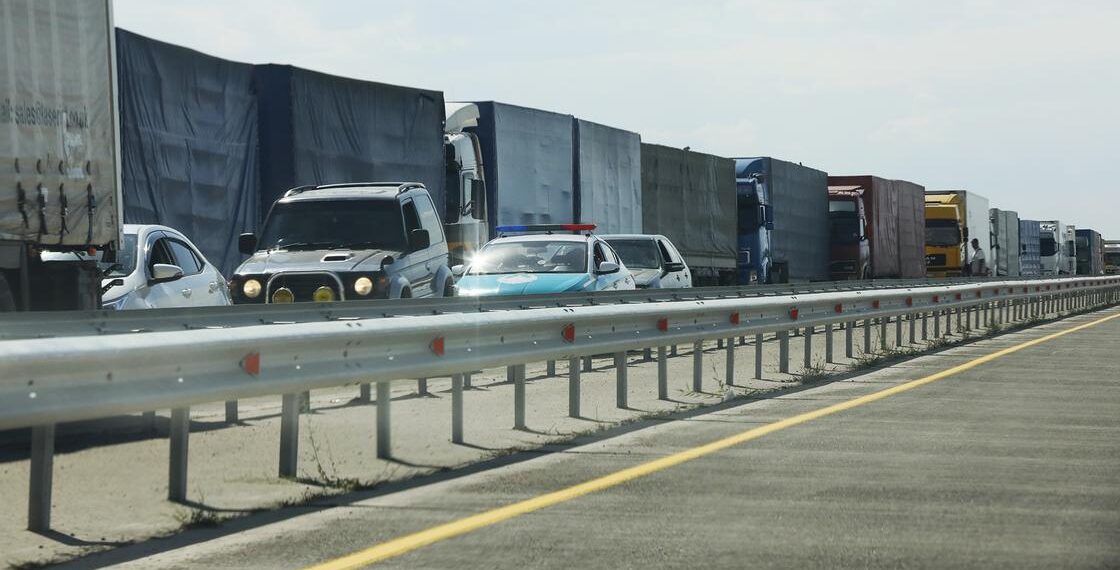 Прокуратура Казахстана озвучила причину очереди авто на границе с Китаем