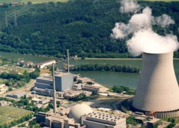 Германия приостановила работу трех последних атомных электростанций в стране