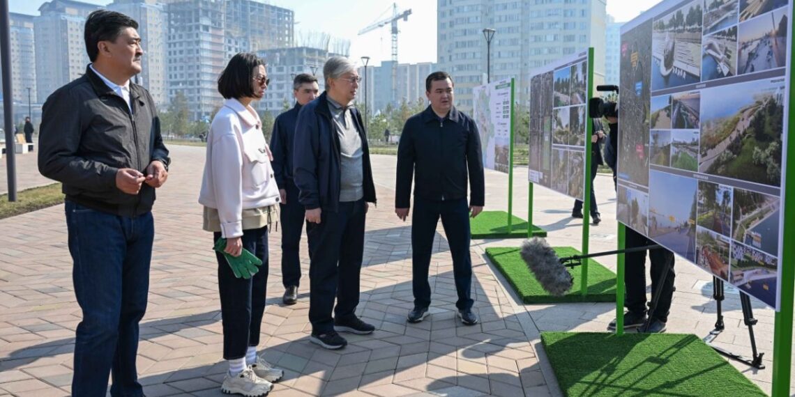 Президент Казахстана поучаствовал в столичном субботнике