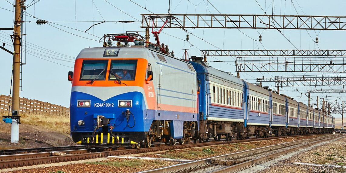 Протестовавшие нефтяники выехали поездом в Жанаозен — КазМунайГаз