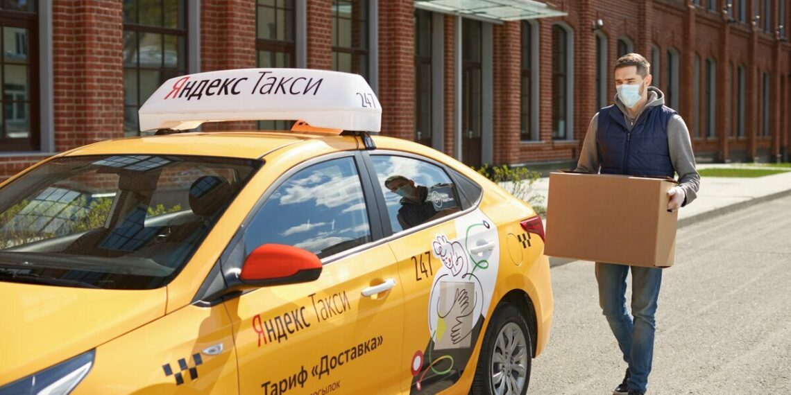 В Казахстане регламентировали труд курьеров и таксистов