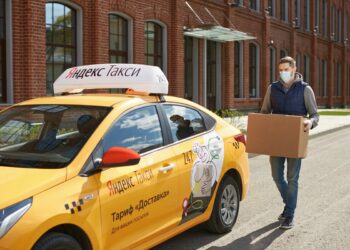 В Казахстане регламентировали труд курьеров и таксистов