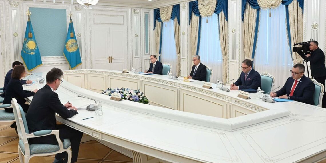 Токаев провел встречу с спецпредставителем президента Франции