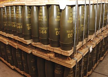 Politico: ЕС не может договориться, у кого покупать боеприпасы для Киева