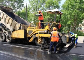 В Актобе аким проинспектировал ремонт автомобильного покрытия