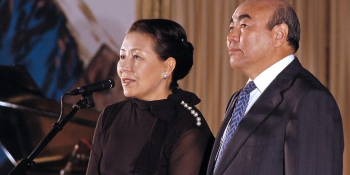 Первый президент Кыргызстана прибыл в страну через Казахстан