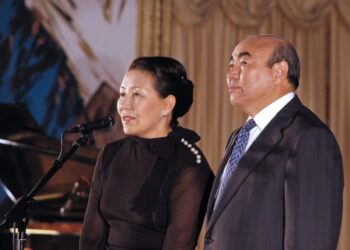 Первый президент Кыргызстана прибыл в страну через Казахстан