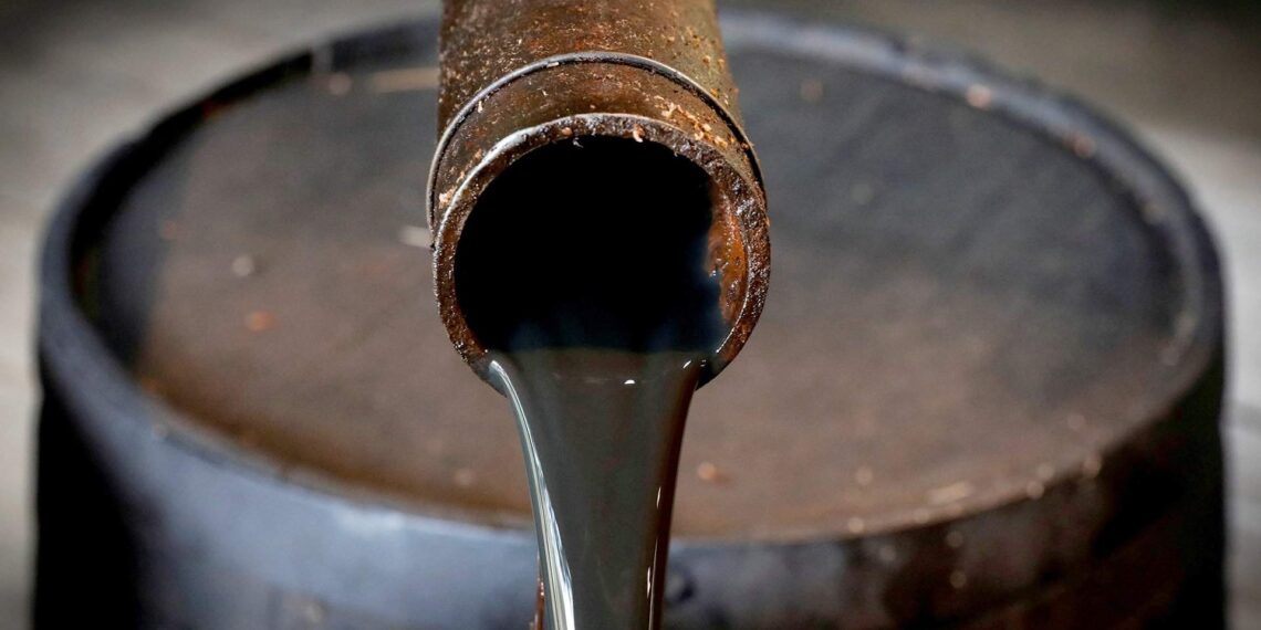 В Каспийское море пролилась нефть из заброшенной скважины