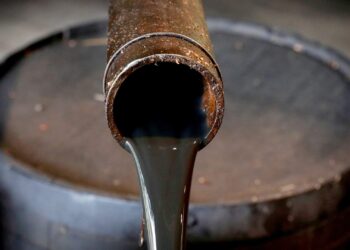 В Каспийское море пролилась нефть из заброшенной скважины