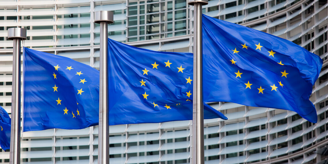 ЕС обсуждает с Казахстаном облегчение визового режима