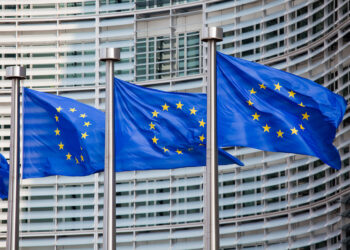 ЕС обсуждает с Казахстаном облегчение визового режима