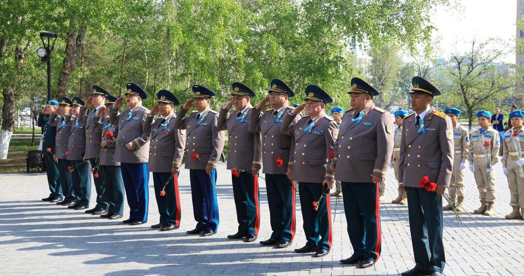 В столице Казахстана военнослужащие ВС почтили память погибших героев