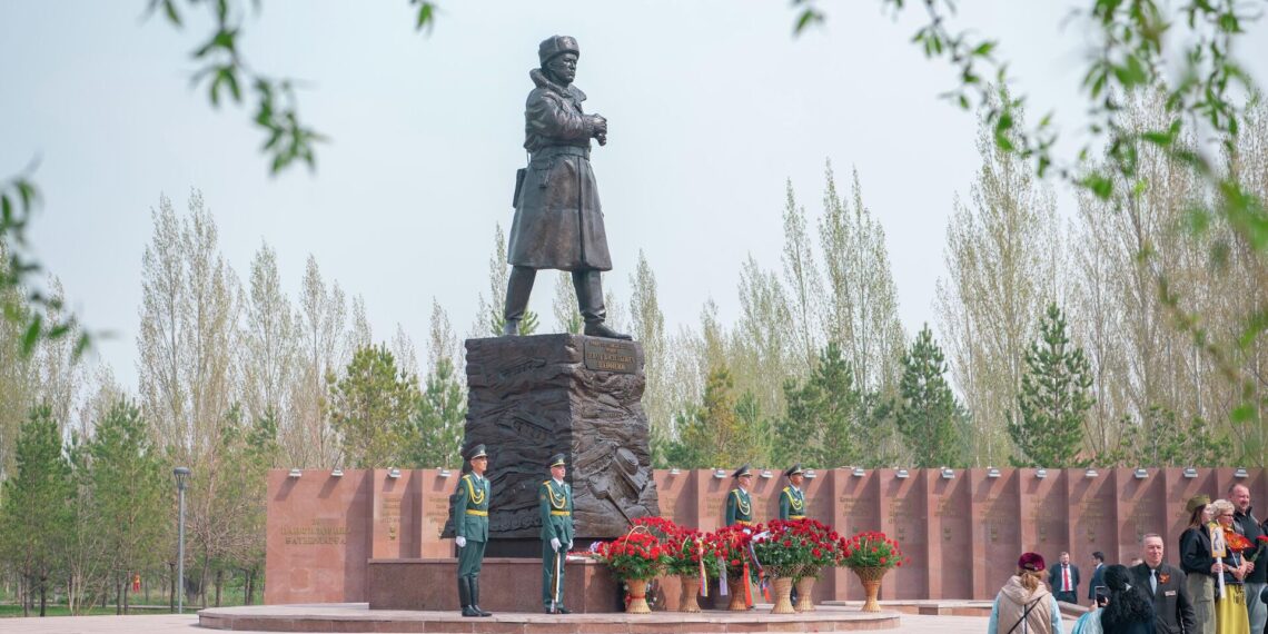 Представители дипмиссий стран СНГ в Казахстане возложили цветы к Вечному огню в Астане